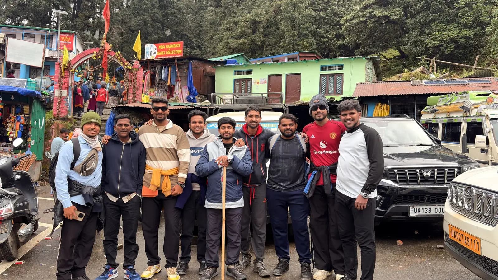 A 2XBT group together on the Kedarnath route